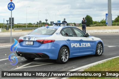 Alfa Romeo Nuova Giulia Q4
Polizia di Stato
Polizia Stradale
POLIZIA M2700
in scorta al Giro d'Italia 2021
Vettura "1"
Parole chiave: Alfa-Romeo Nuova_Giulia_Q4  POLIZIAM2700 Giro_D_Italia_2021