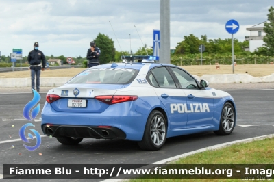 Alfa Romeo Nuova Giulia Q4
Polizia di Stato
Polizia Stradale
POLIZIA M2700
in scorta al Giro d'Italia 2021
Vettura "1"
Parole chiave: Alfa-Romeo Nuova_Giulia_Q4  POLIZIAM2700 Giro_D_Italia_2021