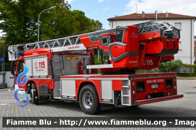  Iveco EuroCargo 160E32 IV serie Low Liner
Vigili del Fuoco
Comando Provinciale di Forlì Cesena
AutoScala articolata M32L-AS da 32 metri
Allestimento Magirus
VF 32956
Parole chiave:  Iveco EuroCargo_160E32_IVserie Low_Liner VF32956