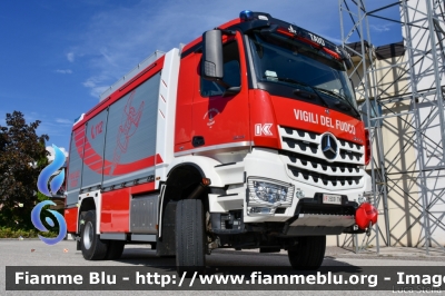 Mercedes-Benz Arocs 1843 4x4
Vigili del Fuoco
Unione Distrettuale di Cles
Corpo Volontario di Taio (TN)
Allestimento Kofler Fahrzeugbau
VF 5D9 TN
Parole chiave: Mercedes-Benz Arocs_1843_4x4 VF5D9TN