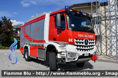 Mercedes-Benz Arocs 1843 4x4
Vigili del Fuoco
Unione Distrettuale di Cles
Corpo Volontario di Taio (TN)
Allestimento Kofler Fahrzeugbau
VF 5D9 TN
Parole chiave: Mercedes-Benz Arocs_1843_4x4 VF5D9TN