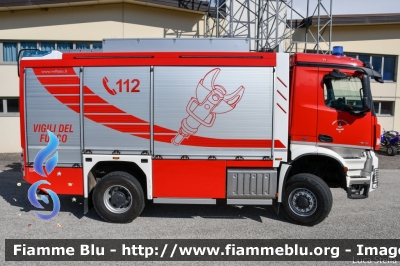 Mercedes-Benz Arocs 1843 4x4
Vigili del Fuoco
Unione Distrettuale di Cles
Corpo Volontario di Taio (TN)
Allestimento Kofler Fahrzeugbau
VF 5D9 TN
Parole chiave: Mercedes-Benz Arocs_1843_4x4 VF5D9TN