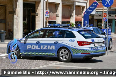 Skoda Superb Wagon III serie restyle
Polizia di Stato
Polizia Stradale
POLIZIA M6364
in scorta al Giro d'Italia 2024
Auto 42
Parole chiave: Skoda Superb_Wagon_IIIserierestyle POLIZIAM6364 Giro_D_Italia_2024