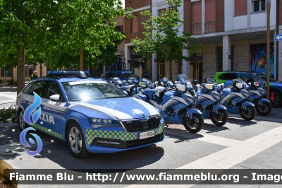 Skoda Superb Wagon III serie restyle
Polizia di Stato
Polizia Stradale
POLIZIA M6364
in scorta al Giro d'Italia 2024
Auto 42
Parole chiave: Skoda Superb_Wagon_IIIserierestyle POLIZIAM6364 Giro_D_Italia_2024