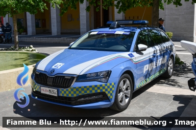 Skoda Superb Wagon III serie restyle
Polizia di Stato
Polizia Stradale
POLIZIA M6364
in scorta al Giro d'Italia 2024
Auto 42
Parole chiave: Skoda Superb_Wagon_IIIserierestyle POLIZIAM6364 Giro_D_Italia_2024