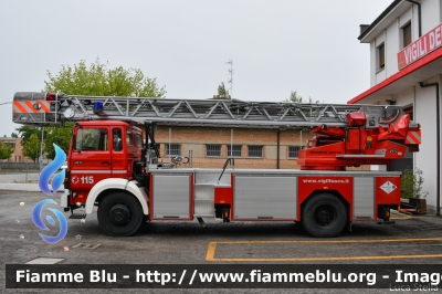 Iveco 140-25
Vigili del Fuoco
Comando Provinciale di Ferrara
Distaccamento Permanente di Cento
AutoScala allestimento Magirus-Leiter
VF 29024 
Ex Egna VF 08S BZ
Parole chiave: Iveco 140-25 VF29024 V08SBZ