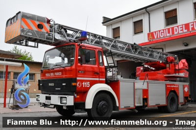 Iveco 140-25
Vigili del Fuoco
Comando Provinciale di Ferrara
Distaccamento Permanente di Cento
AutoScala allestimento Magirus-Leiter
VF 29024 
Ex Egna VF 08S BZ
Parole chiave: Iveco 140-25 VF29024 V08SBZ