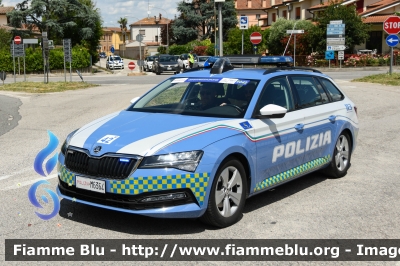 Skoda Superb Wagon III serie restyle
Polizia di Stato
Polizia Stradale
POLIZIA M6364
in scorta al Giro d'Italia 2024
Auto 42
Parole chiave: Skoda Superb_Wagon_IIIserierestyle POLIZIAM6364 Giro_D_Italia_2024