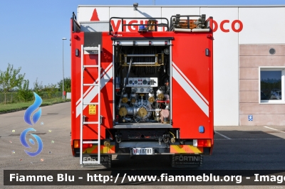 Iveco EuroFire 150E27 I serie
Iveco EuroFire 150E27 I serieVigili del Fuoco
Comando Provinciale di Modena
Distaccamento Volontario di Finale Emilia
Allestimento Iveco-Magirus
Ricondizionata Fortini
VF 18781
Parole chiave: Iveco EuroFire_150E27_IserieVF18781