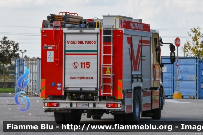 Iveco EuroCargo 180E32 IV serie
Vigili del Fuoco
Comndo Provinciale di Ferrara
Distaccamento Volontario di Bondeno (FE)
AutoPompaSerbatoio allestimento Iveco-Magirus
VF 30989
Parole chiave: Iveco EuroCargo_180E32_IVserie VF30989