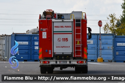 Iveco EuroCargo 180E32 IV serie
Vigili del Fuoco
Comndo Provinciale di Ferrara
Distaccamento Volontario di Bondeno (FE)
AutoPompaSerbatoio allestimento Iveco-Magirus
VF 30989
Parole chiave: Iveco EuroCargo_180E32_IVserie VF30989