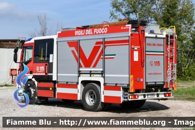 Iveco EuroCargo 180E32 IV serie
Vigili del Fuoco
Comndo Provinciale di Ferrara
Distaccamento Volontario di Bondeno (FE)
AutoPompaSerbatoio allestimento Iveco-Magirus
VF 30989
Parole chiave: Iveco EuroCargo_180E32_IVserie VF30989