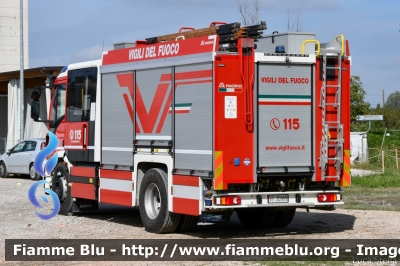 Iveco EuroCargo 180E32 IV serie
Vigili del Fuoco
Comndo Provinciale di Ferrara
Distaccamento Volontario di Bondeno (FE)
AutoPompaSerbatoio allestimento Iveco-Magirus
VF 30989
Parole chiave: Iveco EuroCargo_180E32_IVserie VF30989