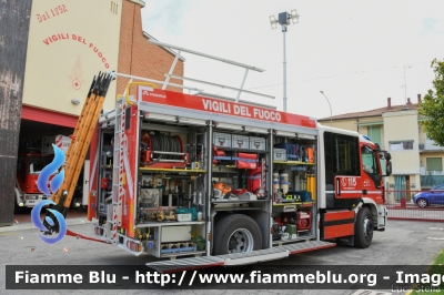 Iveco EuroCargo 180E32 IV serie
Vigili del Fuoco
Comando Provinciale di Bologna
Distaccamento Volontario di San Pietro in Casale
Allestimento Magirus
VF 29766
Parole chiave: Iveco EuroCargo_180E32_IVserie VF29766