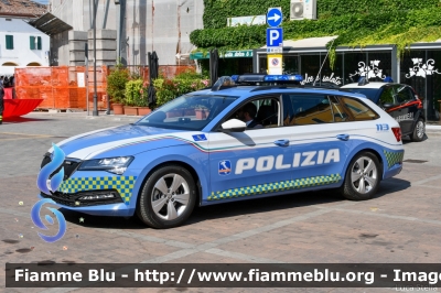 Skoda Superb Wagon III serie restyle
Polizia di Stato
Polizia Autostradale in servizio sulla rete Autostrade per l'Italia
Allestimento Focaccia
Decorazione Grafica Artlantis
Con nuova decorazione
POLIZIA M6039
Parole chiave: Skoda Superb_Wagon_IIIserie_restyle  POLIZIAM6039 Festa_della_Repubblica_2022