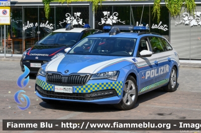 Skoda Superb Wagon III serie restyle
Polizia di Stato
Polizia Autostradale in servizio sulla rete Autostrade per l'Italia
Allestimento Focaccia
Decorazione Grafica Artlantis
Con nuova decorazione
POLIZIA M6039
Parole chiave: Skoda Superb_Wagon_IIIserie_restyle  POLIZIAM6039 Festa_della_Repubblica_2022