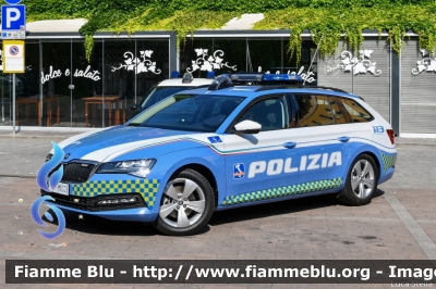 Skoda Superb Wagon III serie restyle
Polizia di Stato
Polizia Autostradale in servizio sulla rete Autostrade per l'Italia
Allestimento Focaccia
Decorazione Grafica Artlantis
Con nuova decorazione
POLIZIA M6039
Parole chiave: Skoda Superb_Wagon_IIIserie_restyle  POLIZIAM6039 Festa_della_Repubblica_2022