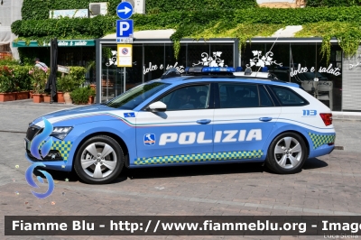 Skoda Superb Wagon III serie restyle
Polizia di Stato
Polizia Autostradale in servizio sulla rete Autostrade per l'Italia
Allestimento Focaccia
Decorazione Grafica Artlantis
Con nuova decorazione
POLIZIA M6039
Parole chiave: Skoda Superb_Wagon_IIIserie_restyle  POLIZIAM6039 Festa_della_Repubblica_2022