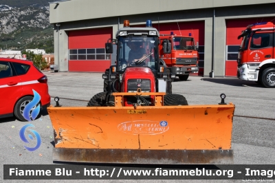 Massey-Ferguson 3455F
Vigili del Fuoco
Unione Distrettuale Alto Garda e Ledro
Corpo Volontario di Arco (TN)
VF 9E1 TN
Parole chiave: Massey-Ferguson 3455F VF9E1TN