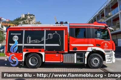 Mercedes-Benz Arocs 1846
Vigili del Fuoco
Unione Distrettuale Alto Garda e Ledro
Corpo Volontario di Arco (TN)
Allestimento BAI
VF 0M3 TN
Parole chiave: Mercedes-Benz Arocs_1846 VF0M3TN