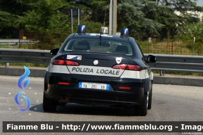 Alfa Romeo 159
Corpo Intercomunale di Polizia Locale
Occhiobello (RO)
Allestita Bertazzoni
POLIZIA LOCALE YA 231 AB
Parole chiave: Alfa-Romeo 159 POLIZIALOCALEYA231AB 1000_Miglia_2022