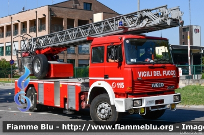 Iveco 190-26
Vigili del Fuoco
Comando Provinciale di Forlì Cesena
Distaccamento Permanente di Cesena
AutoScala da 30 metri allestimento Iveco-Magirus
Ricondizionata Fortini
VF 16770
Parole chiave: Iveco 190-26 VF16770