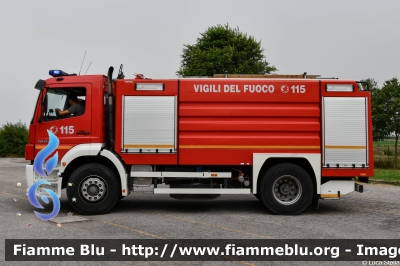 Mercedes-Benz Atego 1828 I serie
Vigili del Fuoco
Comando Provinciale di Ferrara
Distaccamento Permanente di Codigoro
Allestimento BAI
Ricondizionato Fortini
VF 22994
Parole chiave: Mercedes-Benz Atego_1828_Iserie VF22994