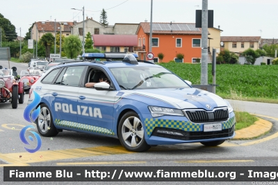 Skoda Superb Wagon III serie restyle
Polizia di Stato
Polizia Stradale
Allestimento Focaccia
POLIZIA M6371
Auto 4
In scorta alla Mille Miglia 2023
Parole chiave: Skoda Superb_Wagon_IIIserie POLIZIAM6371 1000_Miglia_2023