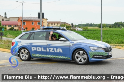 Skoda Superb Wagon III serie restyle
Polizia di Stato
Polizia Stradale
Allestimento Focaccia
POLIZIA M6371
Auto 4
In scorta alla Mille Miglia 2023
Parole chiave: Skoda Superb_Wagon_IIIserie POLIZIAM6371 1000_Miglia_2023