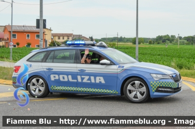 Skoda Superb Wagon III serie restyle
Polizia di Stato
Polizia Stradale
Allestimento Focaccia
POLIZIA M6371
Auto 4
In scorta alla Mille Miglia 2023
Parole chiave: Skoda Superb_Wagon_IIIserie POLIZIAM6371 1000_Miglia_2023