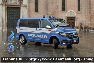 Volkswagen T6.1 Multivan
Polizia di Stato
2° Reparto Mobile - Padova
Allestito Focaccia
POLIZIA M7502
Parole chiave: Volkswagen T6.1 Multivan POLIZIA M7502