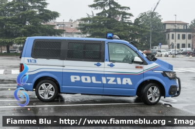 Volkswagen T6.1 Multivan
Polizia di Stato
2° Reparto Mobile - Padova
Allestito Focaccia
POLIZIA M7502
Parole chiave: Volkswagen T6.1 Multivan POLIZIAM7502