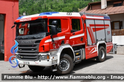 Scania P410 4x4 II serie
Vigili del Fuoco
Unione Distrettuale di Fiemme
Corpo Volontario di Predazzo (TN)
Allestimento Rosenbauer-Brandus
VF 5D6 TN
Parole chiave: Scania P410_4x_IIserie VF5D6TN