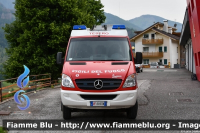 Mercedes Benz Sprinter III serie 4X4
Vigili del Fuoco
Unione Distrettuale di Fiemme
Corpo Volontario di Tesero (TN)
Allestimento Brandschutz - Rosenbauer
VF 5H5 TN
Parole chiave: Mercedes Benz Sprinter_IIIserie_4X4 VF5H5TN