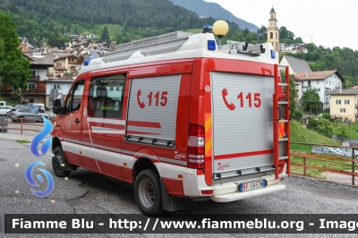 Mercedes Benz Sprinter III serie 4X4
Vigili del Fuoco
Unione Distrettuale di Fiemme
Corpo Volontario di Tesero (TN)
Allestimento Brandschutz - Rosenbauer
VF 5H5 TN
Parole chiave: Mercedes Benz Sprinter_IIIserie_4X4 VF5H5TN