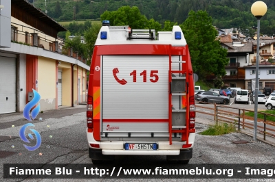 Mercedes Benz Sprinter III serie 4X4
Vigili del Fuoco
Unione Distrettuale di Fiemme
Corpo Volontario di Tesero (TN)
Allestimento Brandschutz - Rosenbauer
VF 5H5 TN
Parole chiave: Mercedes Benz Sprinter_IIIserie_4X4 VF5H5TN