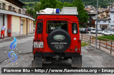 Land Rover Defender 90
Vigili del Fuoco
Unione Distrettuale di Fiemme
Corpo Volontario di Tesero (TN)
VF 3E9 TN
Parole chiave: Land-Rover Defender_90 VF3E9TN