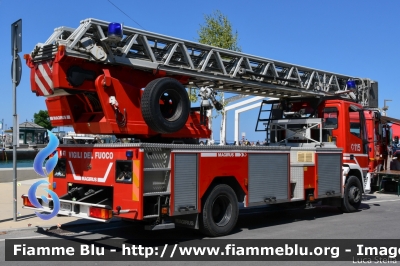 Iveco EuroFire 150E28 I serie
Vigili del Fuoco
Comando Provinciale di Rimini
AutoScala da 37 metri
Allestimento Magirus
VF 22538
Parole chiave: Iveco EuroFire_150E28_Iserie >VF22538 <Bell_Italia_2021