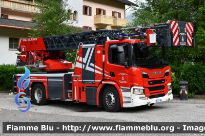 Scania P320
Vigili del Fuoco
Unione Distrettuale di Fassa
Assegnata al corpo di Pozza di Fassa (TN)
Allestimento Rosenbauer
VF 4W5 TN
Parole chiave: Scania P320 VF4W5TN