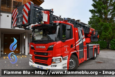 Scania P320
Vigili del Fuoco
Unione Distrettuale di Fassa
Assegnata al corpo di Pozza di Fassa (TN)
Allestimento Rosenbauer
VF 4W5 TN
Parole chiave: Scania P320 VF4W5TN