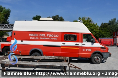 Iveco Daily II Serie
Vigili del Fuoco
Comando Provinciale di Ravenna
Nucleo Soccorso Subacqueo Acquatico
VF 20887
Parole chiave: Iveco Daily_IISerie VF20887