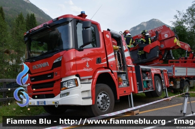 Scania P320
Vigili del Fuoco
Unione Distrettuale di Fassa
Assegnata al corpo di Pozza di Fassa (TN)
Allestimento Rosenbauer
VF 4W5 TN
Parole chiave: Scania P320 VF4W5TN