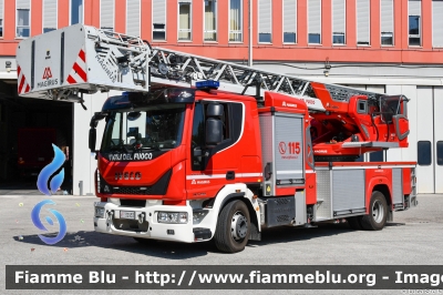 Iveco EuroCargo 160E32 IV serie
Vigili del Fuoco
Comando Provinciale Di Ravenna
AutoScala articolata M32L-AS da 32 Metri
Allestimento Magirus
VF 32933
Parole chiave: Iveco EuroCargo_160E32_IVserie VF32933