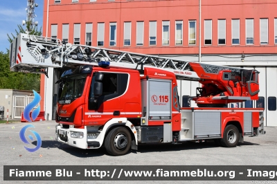 Iveco EuroCargo 160E32 IV serie
Vigili del Fuoco
Comando Provinciale Di Ravenna
AutoScala articolata M32L-AS da 32 Metri
Allestimento Magirus
VF 32933
Parole chiave: Iveco EuroCargo_160E32_IVserie VF32933