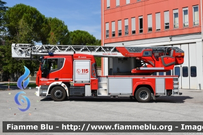 Iveco EuroCargo 160E32 IV serie
Vigili del Fuoco
Comando Provinciale Di Ravenna
AutoScala articolata M32L-AS da 32 Metri
Allestimento Magirus
VF 32933
Parole chiave: Iveco EuroCargo_160E32_IVserie VF32933