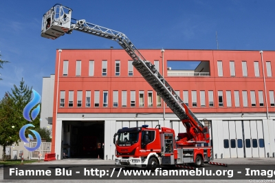 Iveco EuroCargo 160E32 IV serie
Vigili del Fuoco
Comando Provinciale Di Ravenna
AutoScala articolata M32L-AS da 32 Metri
Allestimento Magirus
VF 32933
Parole chiave: Iveco EuroCargo_160E32_IVserie VF32933