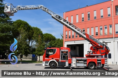 Iveco EuroCargo 160E32 IV serie
Vigili del Fuoco
Comando Provinciale Di Ravenna
AutoScala articolata M32L-AS da 32 Metri
Allestimento Magirus
VF 32933
Parole chiave: Iveco EuroCargo_160E32_IVserie VF32933