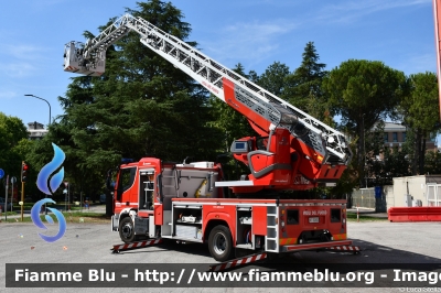 Iveco EuroCargo 160E32 IV serie
Vigili del Fuoco
Comando Provinciale Di Ravenna
AutoScala articolata M32L-AS da 32 Metri
Allestimento Magirus
VF 32933
Parole chiave: Iveco EuroCargo_160E32_IVserie VF32933