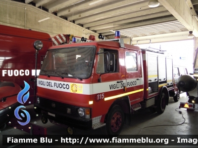 Iveco OM 79-13
Vigili del Fuoco
Comando Provinciale di Ferrara
AutoPompaSerbatoio allestimento Baribbi
Esemplare in attesa di essere ceduto a un distaccamento volontario
VF 12250
Parole chiave: Iveco OM 79-13 VF12250