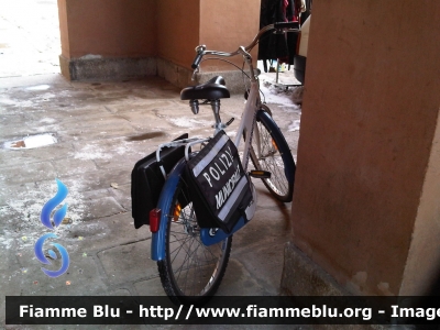 Bicicletta
Polizia Municipale Unione dei Comuni di Ro, Copparo, Jolanda di Savoia, Berra, Formignana, Tresigallo
 
